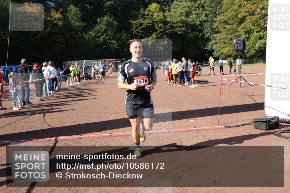 27.09.2026 - 35. Volkslauf durch das schöne Alstertal Strokosch-Dieckow http://msf.ph/oto/10586172 27.09.2026 11:52:42 Ziel 1021, 1526, 1576, 3030, 3154 meine-sportfotos.de