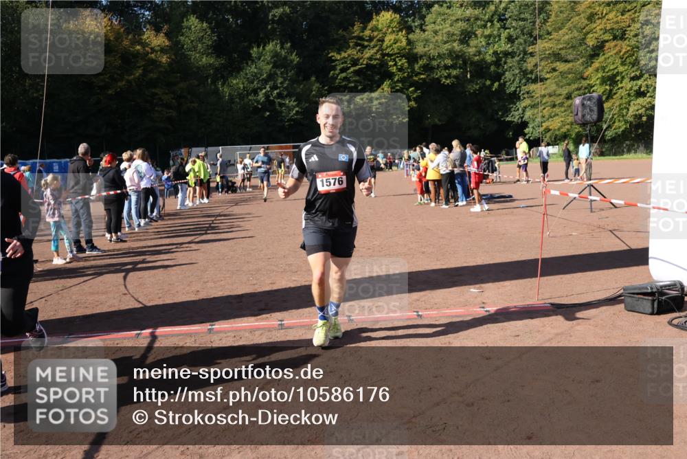 27.09.2026 - 35. Volkslauf durch das schöne Alstertal Strokosch-Dieckow http://msf.ph/oto/10586176 27.09.2026 11:52:42 Ziel 1021, 1526, 1576, 3030, 3154 meine-sportfotos.de
