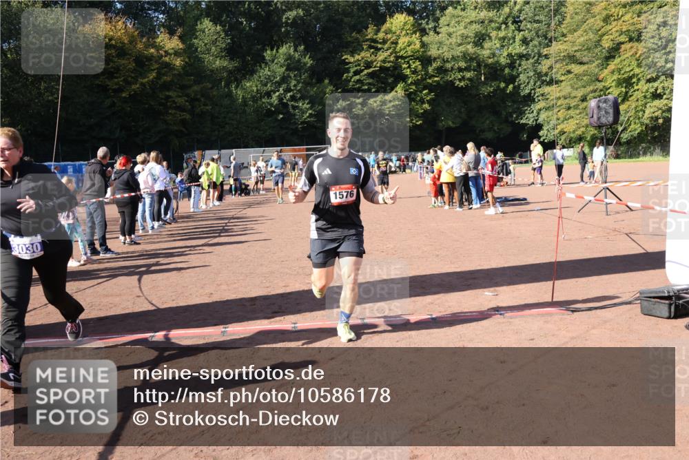 27.09.2026 - 35. Volkslauf durch das schöne Alstertal Strokosch-Dieckow http://msf.ph/oto/10586178 27.09.2026 11:52:42 Ziel 1021, 1526, 1576, 3030, 3154 meine-sportfotos.de