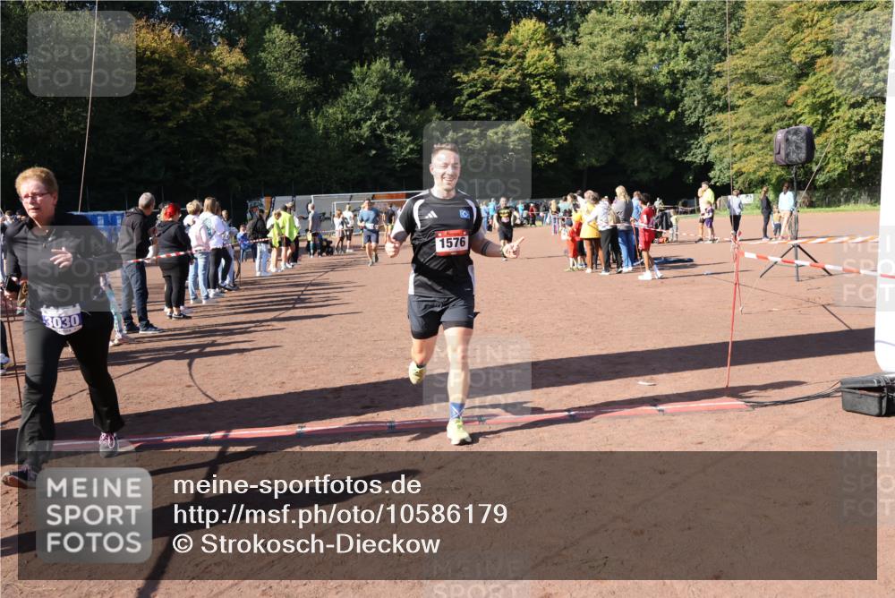 27.09.2026 - 35. Volkslauf durch das schöne Alstertal Strokosch-Dieckow http://msf.ph/oto/10586179 27.09.2026 11:52:42 Ziel 1021, 1526, 1576, 3030, 3154 meine-sportfotos.de