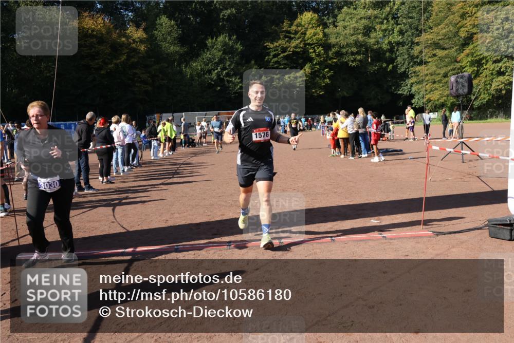 27.09.2026 - 35. Volkslauf durch das schöne Alstertal Strokosch-Dieckow http://msf.ph/oto/10586180 27.09.2026 11:52:42 Ziel 1021, 1526, 1576, 3030, 3154 meine-sportfotos.de
