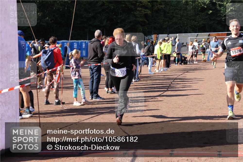 27.09.2026 - 35. Volkslauf durch das schöne Alstertal Strokosch-Dieckow http://msf.ph/oto/10586182 27.09.2026 11:52:41 Ziel 1021, 1576, 3030 meine-sportfotos.de