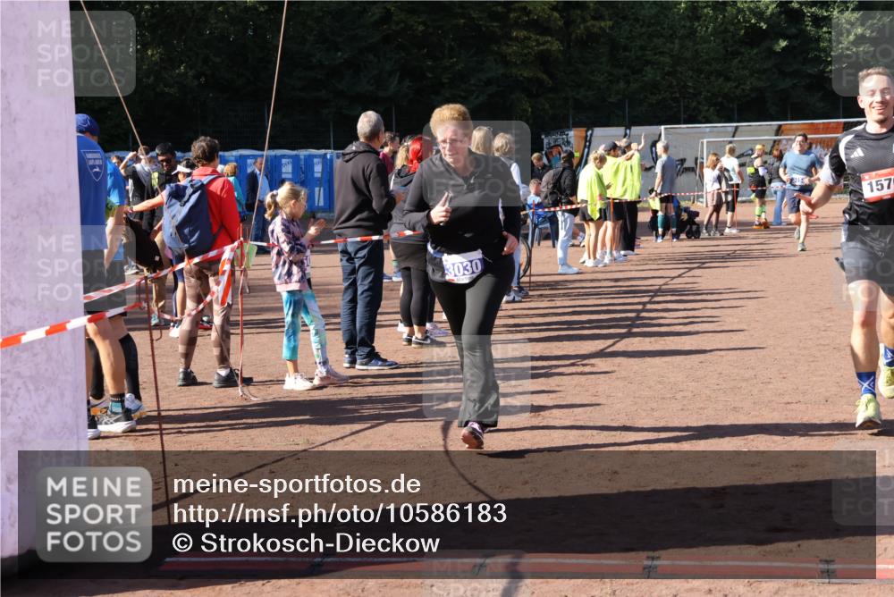 27.09.2026 - 35. Volkslauf durch das schöne Alstertal Strokosch-Dieckow http://msf.ph/oto/10586183 27.09.2026 11:52:41 Ziel 1021, 1576, 3030 meine-sportfotos.de