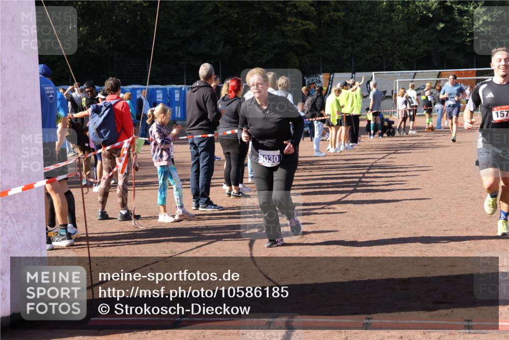 27.09.2026 - 35. Volkslauf durch das schöne Alstertal Strokosch-Dieckow http://msf.ph/oto/10586185 27.09.2026 11:52:41 Ziel 1021, 1576, 3030 meine-sportfotos.de