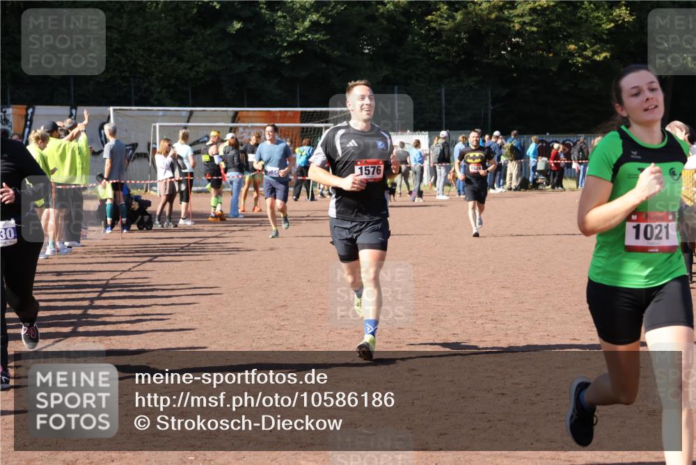 27.09.2026 - 35. Volkslauf durch das schöne Alstertal Strokosch-Dieckow http://msf.ph/oto/10586186 27.09.2026 11:52:40 Ziel 1021, 1576, 3030 meine-sportfotos.de