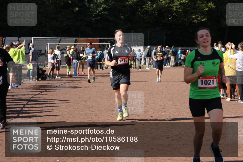 27.09.2026 - 35. Volkslauf durch das schöne Alstertal Strokosch-Dieckow http://msf.ph/oto/10586188 27.09.2026 11:52:40 Ziel 1021, 1576, 3030 meine-sportfotos.de
