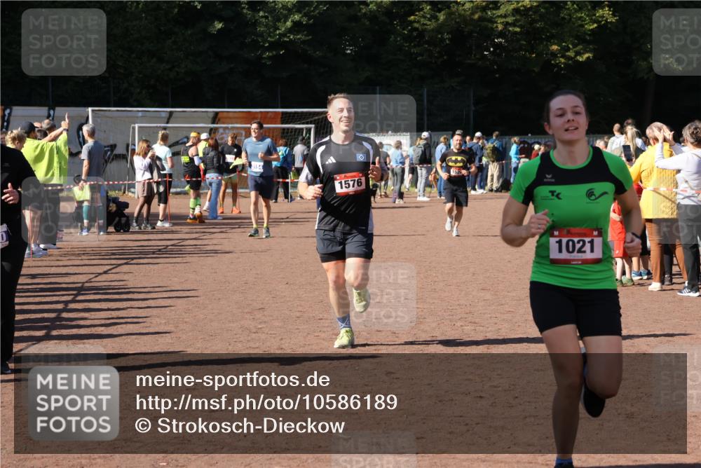 27.09.2026 - 35. Volkslauf durch das schöne Alstertal Strokosch-Dieckow http://msf.ph/oto/10586189 27.09.2026 11:52:40 Ziel 1021, 1576, 3030 meine-sportfotos.de