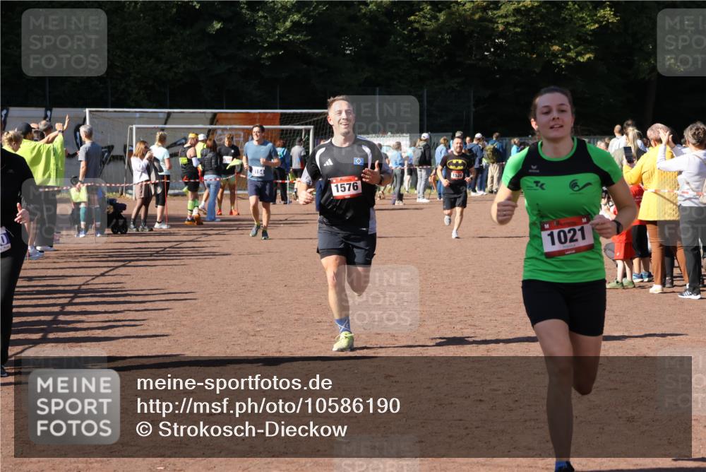 27.09.2026 - 35. Volkslauf durch das schöne Alstertal Strokosch-Dieckow http://msf.ph/oto/10586190 27.09.2026 11:52:39 Ziel 1021, 1576, 3030 meine-sportfotos.de