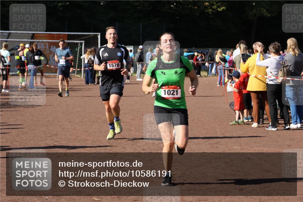 27.09.2026 - 35. Volkslauf durch das schöne Alstertal Strokosch-Dieckow http://msf.ph/oto/10586191 27.09.2026 11:52:39 Ziel 1021, 1576, 3030 meine-sportfotos.de
