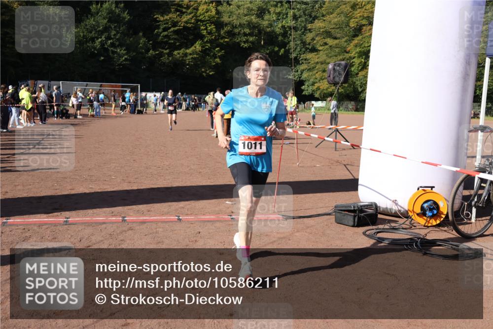 27.09.2026 - 35. Volkslauf durch das schöne Alstertal Strokosch-Dieckow http://msf.ph/oto/10586211 27.09.2026 11:52:22 Ziel 1008, 1011 meine-sportfotos.de