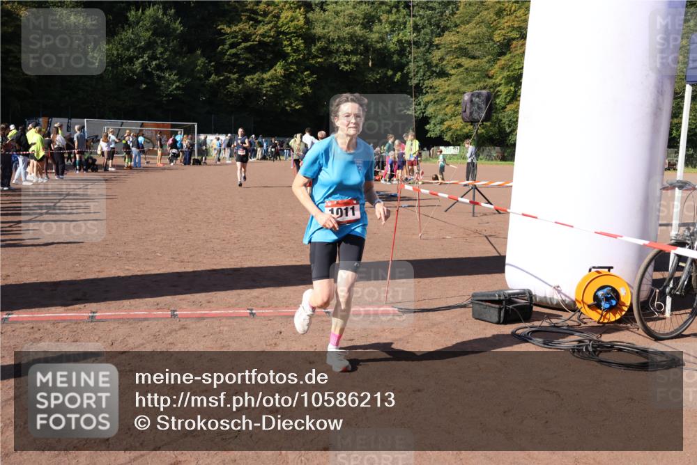 27.09.2026 - 35. Volkslauf durch das schöne Alstertal Strokosch-Dieckow http://msf.ph/oto/10586213 27.09.2026 11:52:22 Ziel 1008, 1011 meine-sportfotos.de