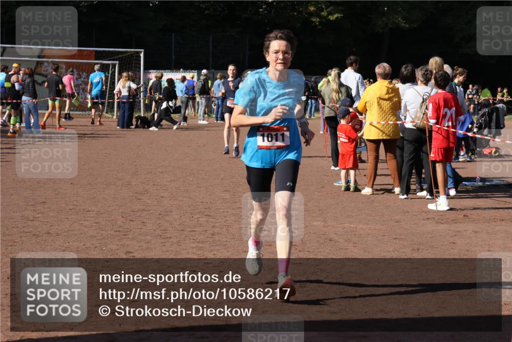 27.09.2026 - 35. Volkslauf durch das schöne Alstertal Strokosch-Dieckow http://msf.ph/oto/10586217 27.09.2026 11:52:21 Ziel 1008, 1011 meine-sportfotos.de