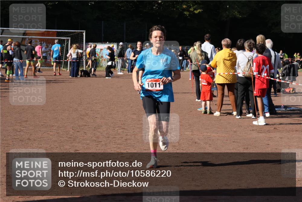 27.09.2026 - 35. Volkslauf durch das schöne Alstertal Strokosch-Dieckow http://msf.ph/oto/10586220 27.09.2026 11:52:20 Ziel 1008, 1011 meine-sportfotos.de