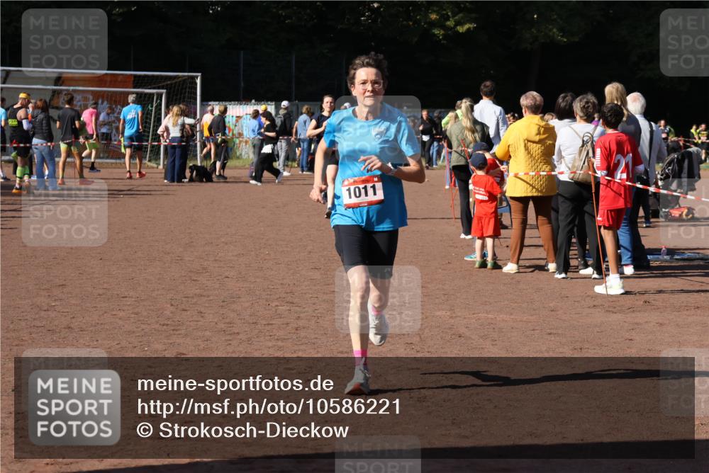 27.09.2026 - 35. Volkslauf durch das schöne Alstertal Strokosch-Dieckow http://msf.ph/oto/10586221 27.09.2026 11:52:20 Ziel 1008, 1011 meine-sportfotos.de
