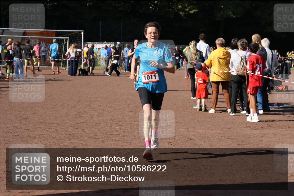 27.09.2026 - 35. Volkslauf durch das schöne Alstertal Strokosch-Dieckow http://msf.ph/oto/10586222 27.09.2026 11:52:20 Ziel 1008, 1011 meine-sportfotos.de
