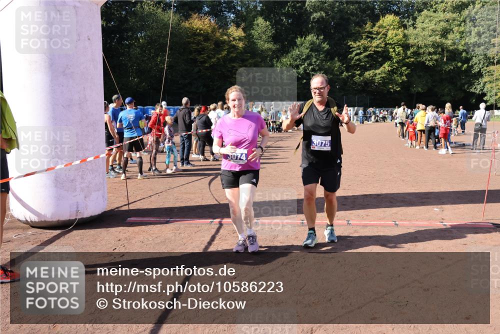 27.09.2026 - 35. Volkslauf durch das schöne Alstertal Strokosch-Dieckow http://msf.ph/oto/10586223 27.09.2026 11:51:56 Ziel 3074, 3075 meine-sportfotos.de