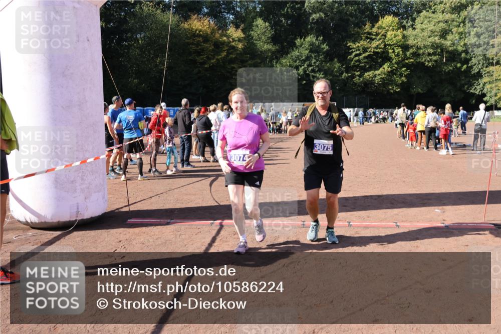 27.09.2026 - 35. Volkslauf durch das schöne Alstertal Strokosch-Dieckow http://msf.ph/oto/10586224 27.09.2026 11:51:56 Ziel 3074, 3075 meine-sportfotos.de