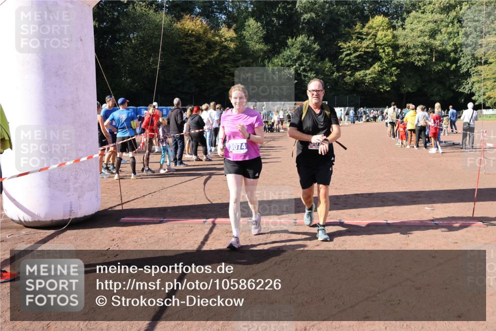 27.09.2026 - 35. Volkslauf durch das schöne Alstertal Strokosch-Dieckow http://msf.ph/oto/10586226 27.09.2026 11:51:56 Ziel 3074, 3075 meine-sportfotos.de