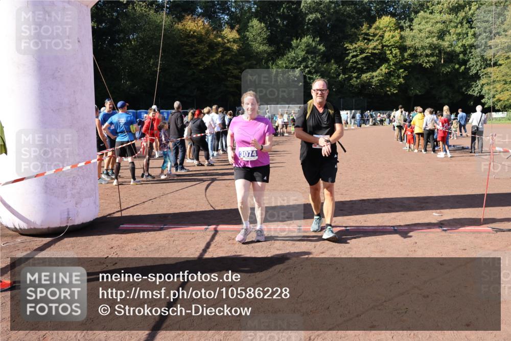 27.09.2026 - 35. Volkslauf durch das schöne Alstertal Strokosch-Dieckow http://msf.ph/oto/10586228 27.09.2026 11:51:56 Ziel 3074, 3075 meine-sportfotos.de