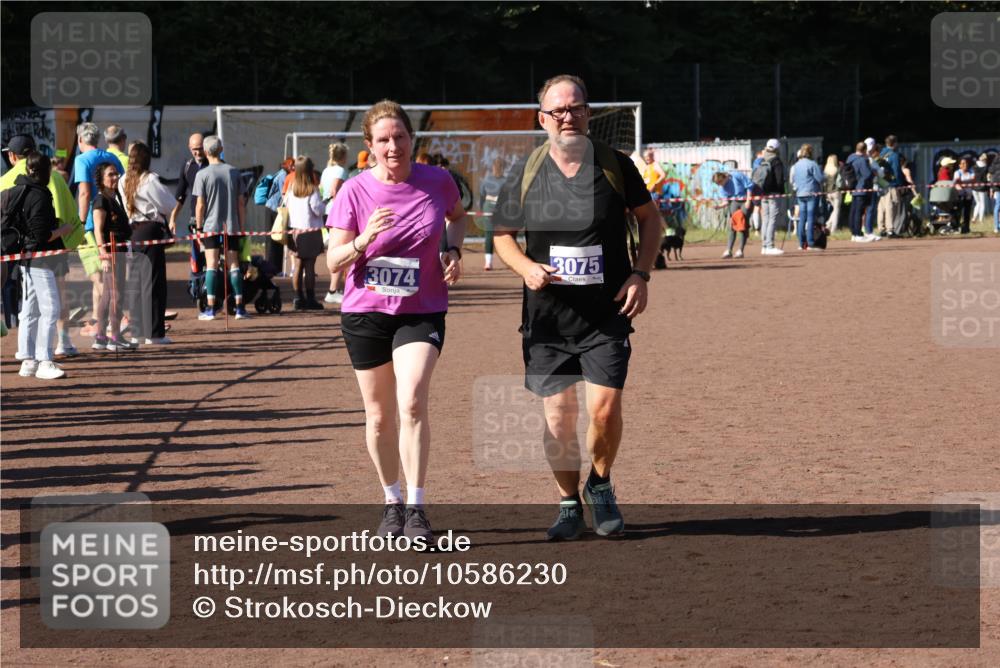 27.09.2026 - 35. Volkslauf durch das schöne Alstertal Strokosch-Dieckow http://msf.ph/oto/10586230 27.09.2026 11:51:53 Ziel 1527, 3074, 3075 meine-sportfotos.de