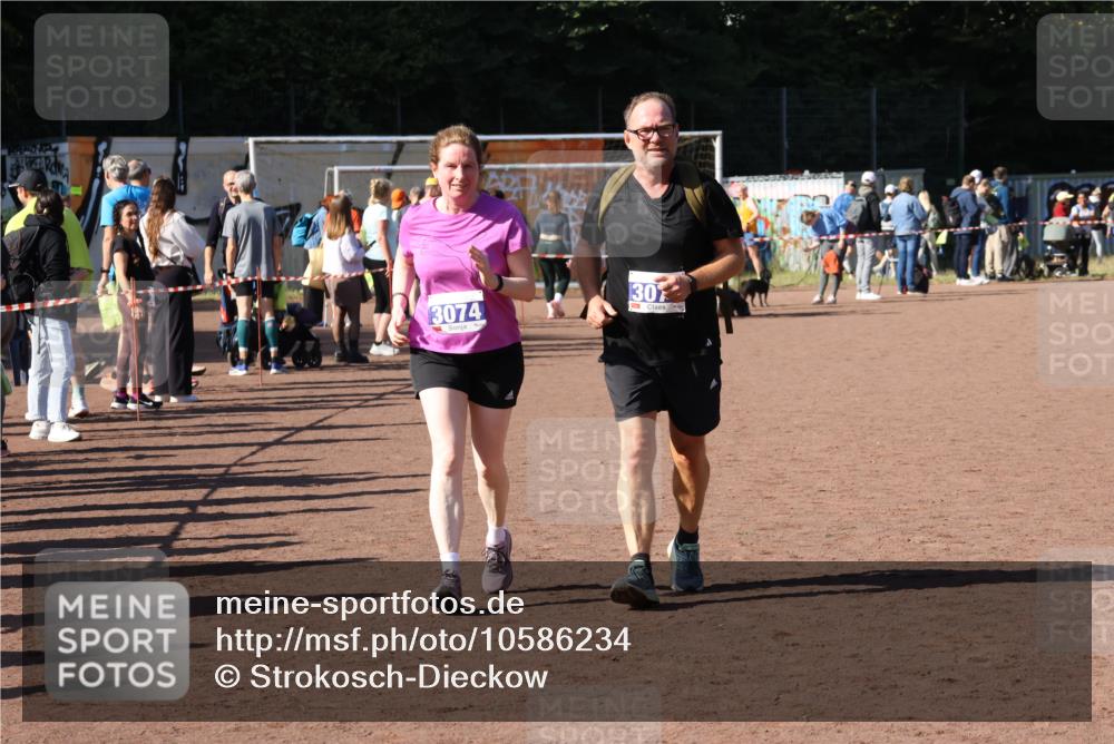 27.09.2026 - 35. Volkslauf durch das schöne Alstertal Strokosch-Dieckow http://msf.ph/oto/10586234 27.09.2026 11:51:52 Ziel 1527, 3074, 3075 meine-sportfotos.de