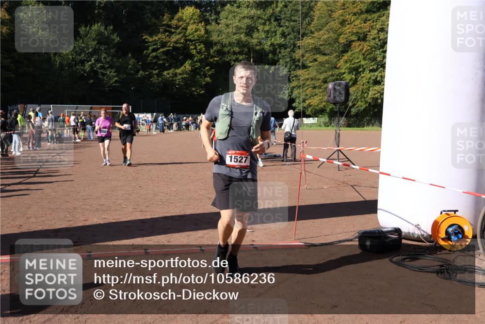 27.09.2026 - 35. Volkslauf durch das schöne Alstertal Strokosch-Dieckow http://msf.ph/oto/10586236 27.09.2026 11:51:50 Ziel 1527, 3074, 3075 meine-sportfotos.de