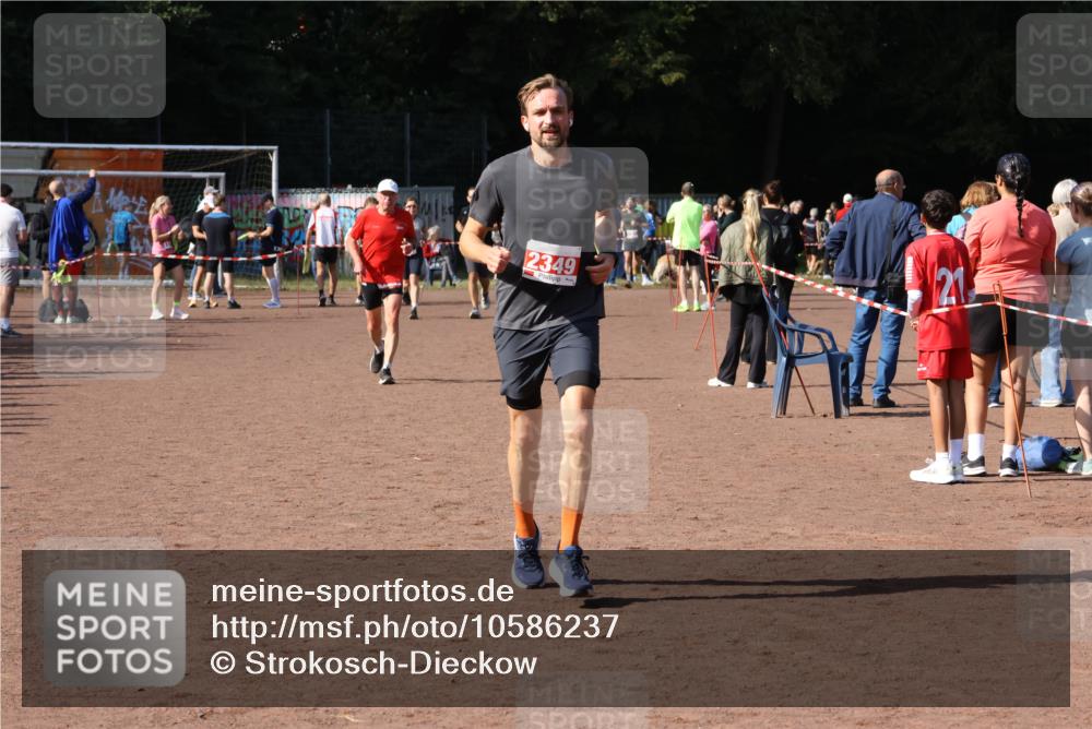 27.09.2026 - 35. Volkslauf durch das schöne Alstertal Strokosch-Dieckow http://msf.ph/oto/10586237 27.09.2026 12:12:27 Ziel 1606, 2349 meine-sportfotos.de