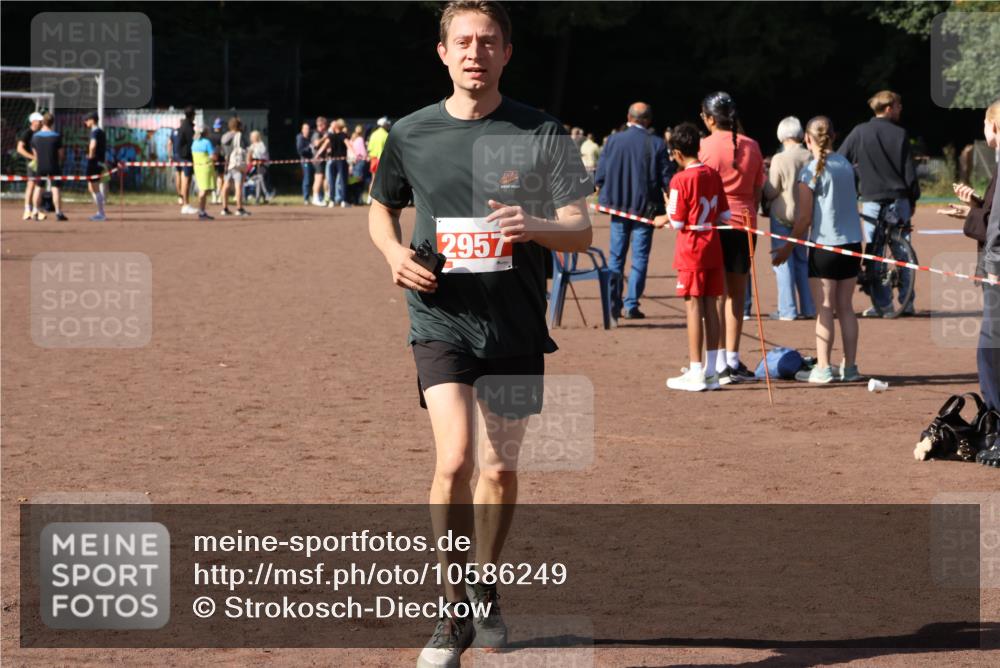 27.09.2026 - 35. Volkslauf durch das schöne Alstertal Strokosch-Dieckow http://msf.ph/oto/10586249 27.09.2026 12:11:57 Ziel 1618, 2957 meine-sportfotos.de