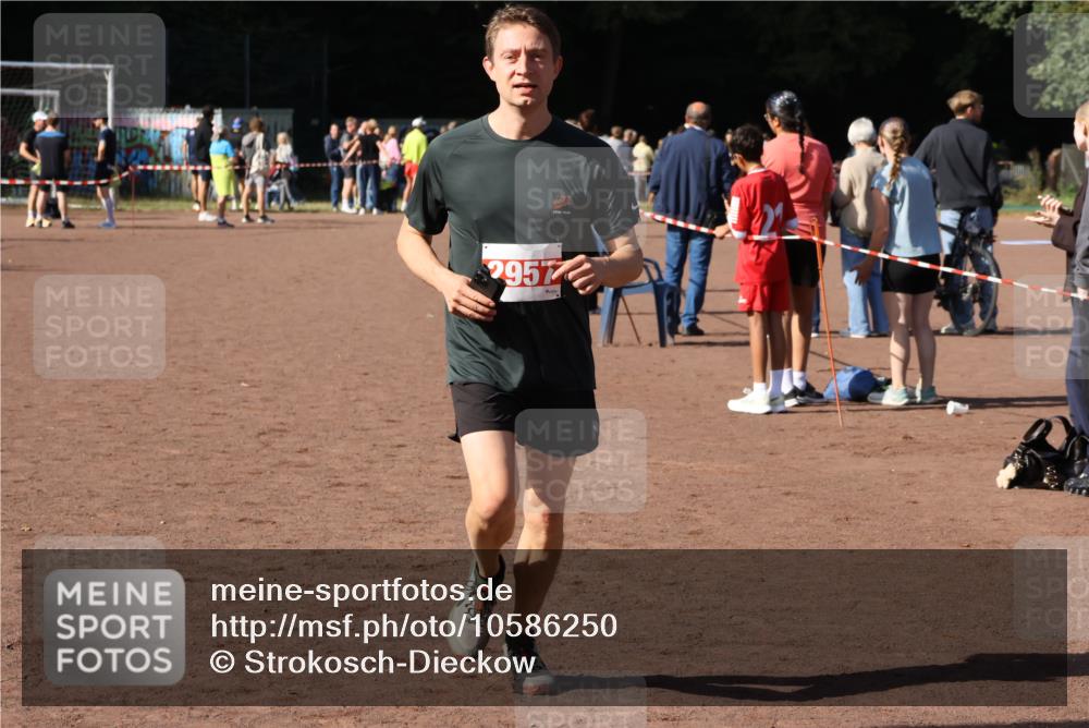 27.09.2026 - 35. Volkslauf durch das schöne Alstertal Strokosch-Dieckow http://msf.ph/oto/10586250 27.09.2026 12:11:57 Ziel 1618, 2957 meine-sportfotos.de