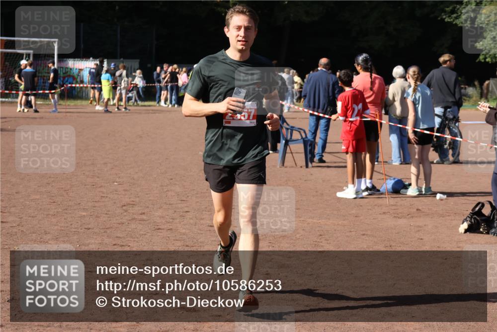 27.09.2026 - 35. Volkslauf durch das schöne Alstertal Strokosch-Dieckow http://msf.ph/oto/10586253 27.09.2026 12:11:57 Ziel 1618, 2957 meine-sportfotos.de