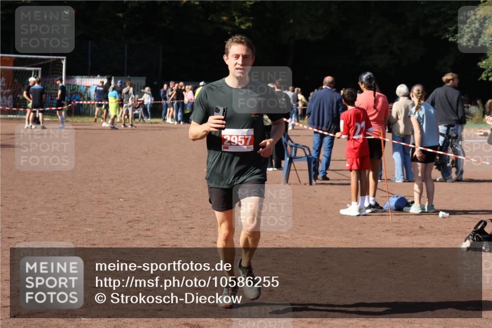 27.09.2026 - 35. Volkslauf durch das schöne Alstertal Strokosch-Dieckow http://msf.ph/oto/10586255 27.09.2026 12:11:57 Ziel 1618, 2957 meine-sportfotos.de