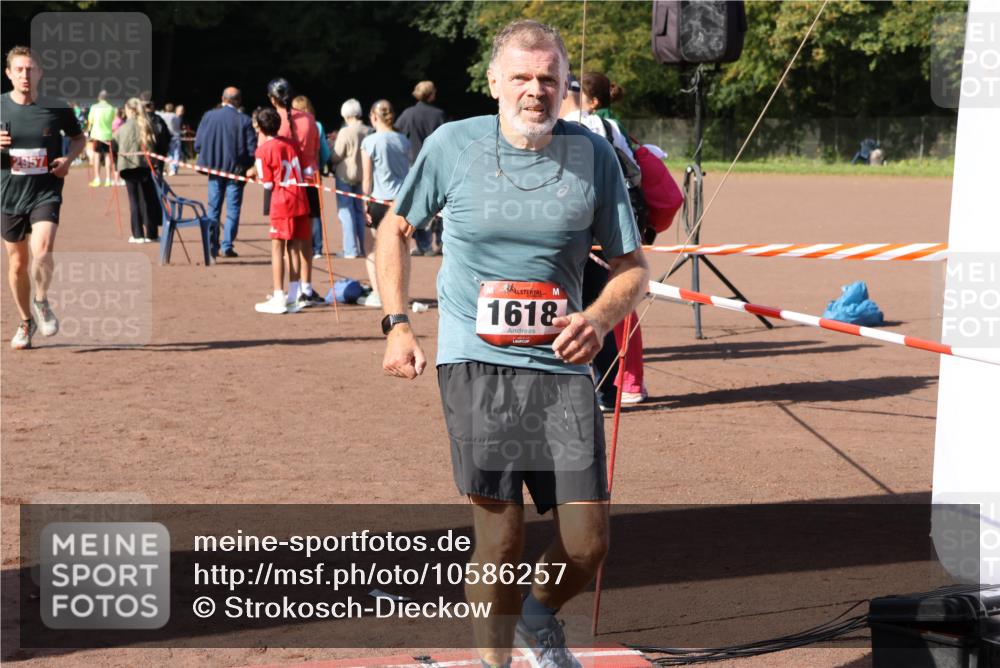 27.09.2026 - 35. Volkslauf durch das schöne Alstertal Strokosch-Dieckow http://msf.ph/oto/10586257 27.09.2026 12:11:55 Ziel 1595, 1618, 2957 meine-sportfotos.de