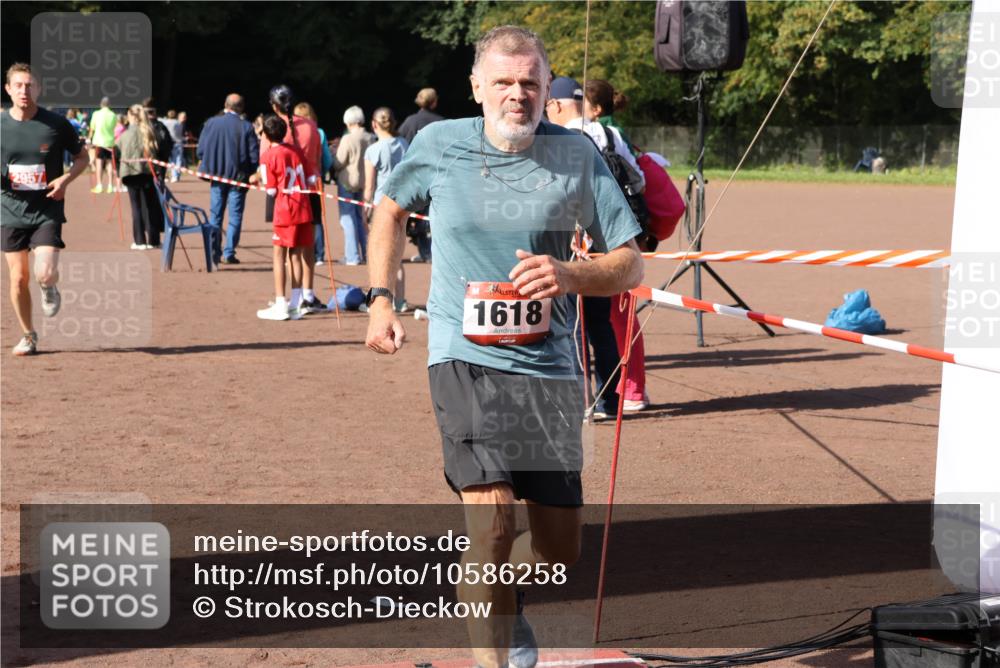 27.09.2026 - 35. Volkslauf durch das schöne Alstertal Strokosch-Dieckow http://msf.ph/oto/10586258 27.09.2026 12:11:55 Ziel 1595, 1618, 2957 meine-sportfotos.de