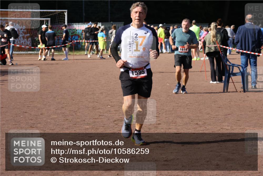27.09.2026 - 35. Volkslauf durch das schöne Alstertal Strokosch-Dieckow http://msf.ph/oto/10586259 27.09.2026 12:11:49 Ziel 1595, 1618 meine-sportfotos.de