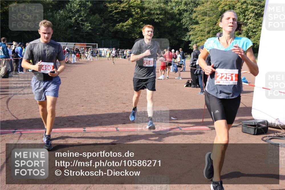 27.09.2026 - 35. Volkslauf durch das schöne Alstertal Strokosch-Dieckow http://msf.ph/oto/10586271 27.09.2026 12:11:40 Ziel 2081, 2145, 2251, 2490 meine-sportfotos.de