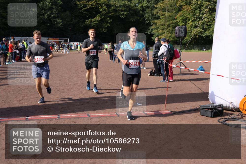 27.09.2026 - 35. Volkslauf durch das schöne Alstertal Strokosch-Dieckow http://msf.ph/oto/10586273 27.09.2026 12:11:39 Ziel 1597, 2081, 2145, 2251, 2490 meine-sportfotos.de