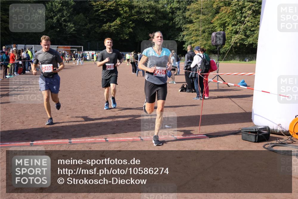 27.09.2026 - 35. Volkslauf durch das schöne Alstertal Strokosch-Dieckow http://msf.ph/oto/10586274 27.09.2026 12:11:39 Ziel 1597, 2081, 2145, 2251, 2490 meine-sportfotos.de
