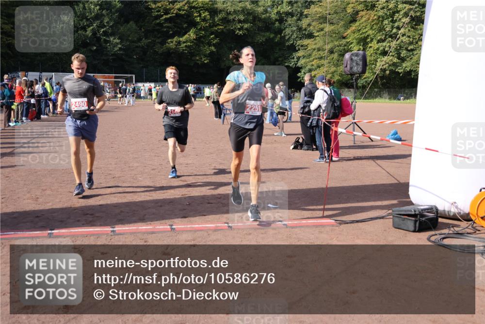 27.09.2026 - 35. Volkslauf durch das schöne Alstertal Strokosch-Dieckow http://msf.ph/oto/10586276 27.09.2026 12:11:39 Ziel 1597, 2081, 2145, 2251, 2490 meine-sportfotos.de
