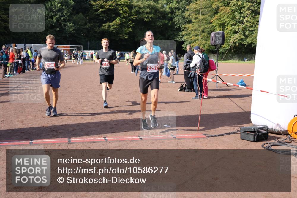 27.09.2026 - 35. Volkslauf durch das schöne Alstertal Strokosch-Dieckow http://msf.ph/oto/10586277 27.09.2026 12:11:39 Ziel 1597, 2081, 2145, 2251, 2490 meine-sportfotos.de