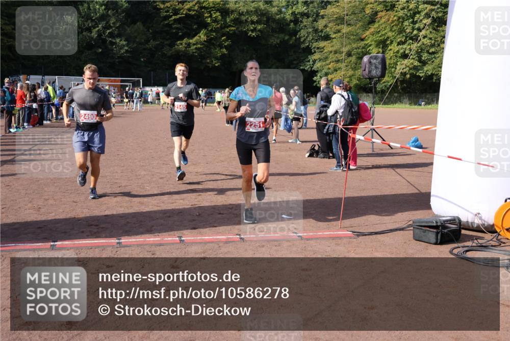 27.09.2026 - 35. Volkslauf durch das schöne Alstertal Strokosch-Dieckow http://msf.ph/oto/10586278 27.09.2026 12:11:39 Ziel 1597, 2081, 2145, 2251, 2490 meine-sportfotos.de