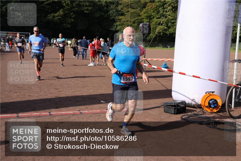 27.09.2026 - 35. Volkslauf durch das schöne Alstertal Strokosch-Dieckow http://msf.ph/oto/10586286 27.09.2026 12:11:35 Ziel 1051, 1597, 2081, 2145, 2251, 2490 meine-sportfotos.de