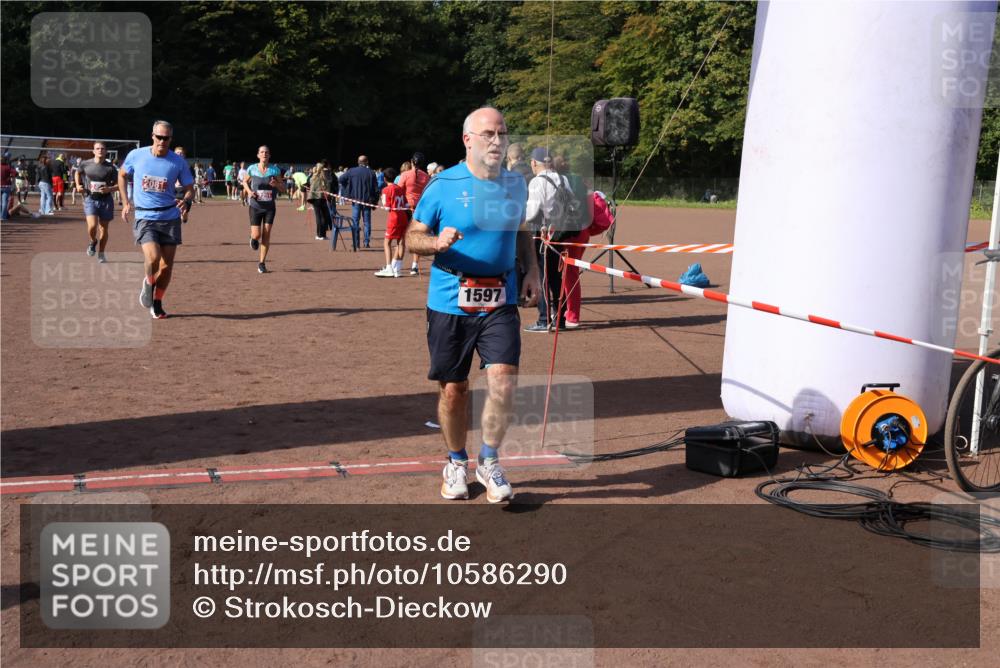 27.09.2026 - 35. Volkslauf durch das schöne Alstertal Strokosch-Dieckow http://msf.ph/oto/10586290 27.09.2026 12:11:35 Ziel 1051, 1597, 2081, 2145, 2251, 2490 meine-sportfotos.de