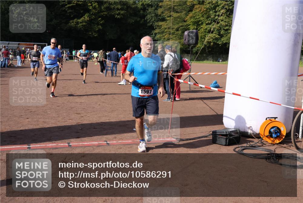 27.09.2026 - 35. Volkslauf durch das schöne Alstertal Strokosch-Dieckow http://msf.ph/oto/10586291 27.09.2026 12:11:35 Ziel 1051, 1597, 2081, 2145, 2251, 2490 meine-sportfotos.de