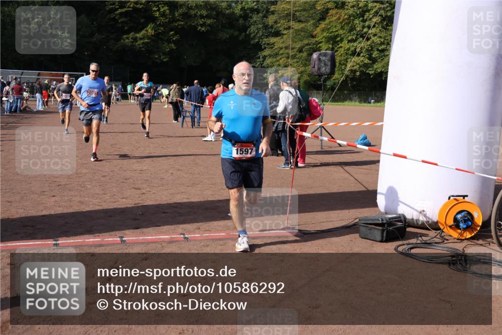 27.09.2026 - 35. Volkslauf durch das schöne Alstertal Strokosch-Dieckow http://msf.ph/oto/10586292 27.09.2026 12:11:35 Ziel 1051, 1597, 2081, 2145, 2251, 2490 meine-sportfotos.de