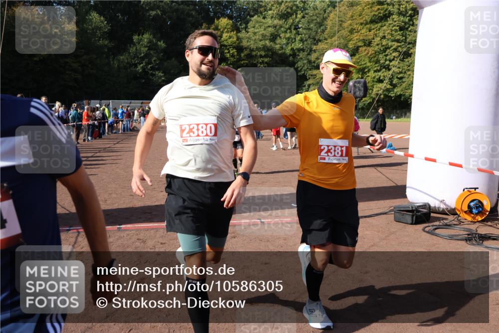 27.09.2026 - 35. Volkslauf durch das schöne Alstertal Strokosch-Dieckow http://msf.ph/oto/10586305 27.09.2026 12:11:24 Ziel 1051, 1124, 1594, 1610, 2380, 2381, 2463 meine-sportfotos.de