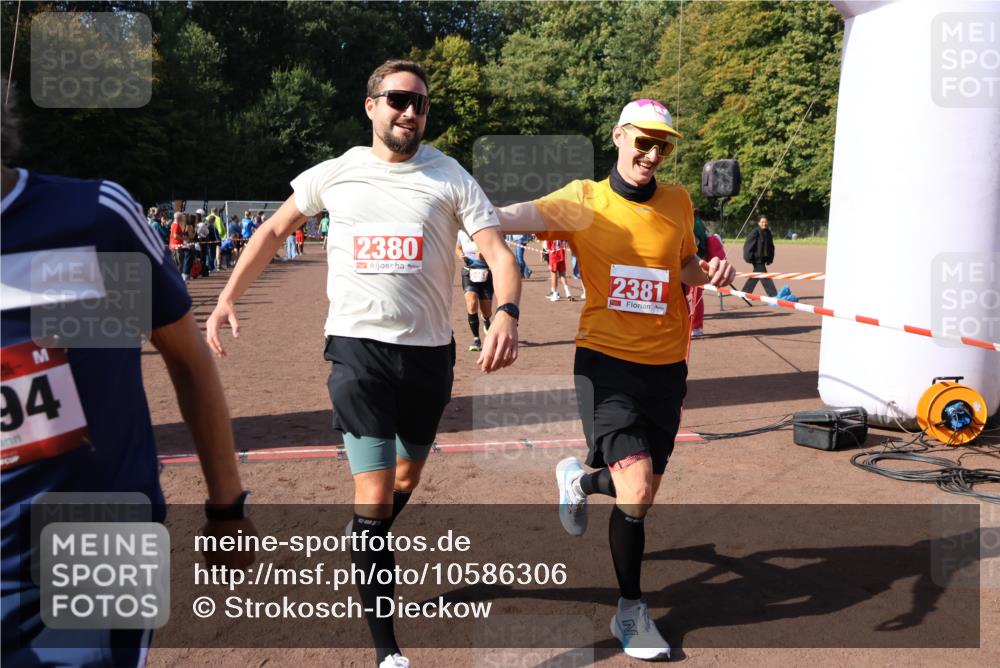 27.09.2026 - 35. Volkslauf durch das schöne Alstertal Strokosch-Dieckow http://msf.ph/oto/10586306 27.09.2026 12:11:24 Ziel 1051, 1124, 1594, 1610, 2380, 2381, 2463 meine-sportfotos.de