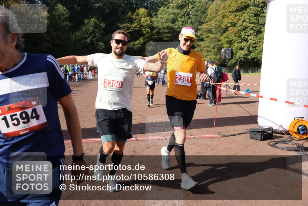 27.09.2026 - 35. Volkslauf durch das schöne Alstertal Strokosch-Dieckow http://msf.ph/oto/10586308 27.09.2026 12:11:24 Ziel 1051, 1124, 1594, 1610, 2380, 2381, 2463 meine-sportfotos.de