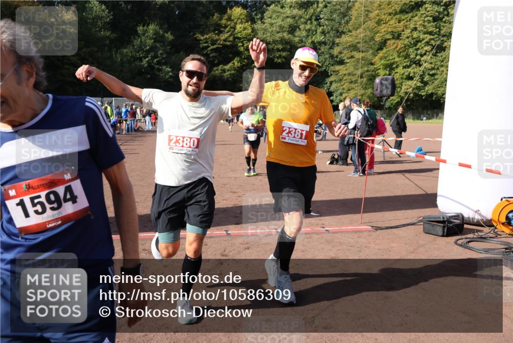 27.09.2026 - 35. Volkslauf durch das schöne Alstertal Strokosch-Dieckow http://msf.ph/oto/10586309 27.09.2026 12:11:24 Ziel 1051, 1124, 1594, 1610, 2380, 2381, 2463 meine-sportfotos.de
