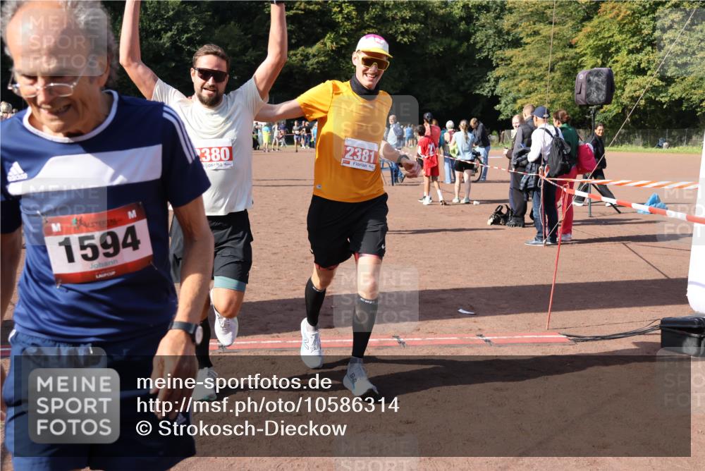 27.09.2026 - 35. Volkslauf durch das schöne Alstertal Strokosch-Dieckow http://msf.ph/oto/10586314 27.09.2026 12:11:24 Ziel 1051, 1124, 1594, 1610, 2380, 2381, 2463 meine-sportfotos.de