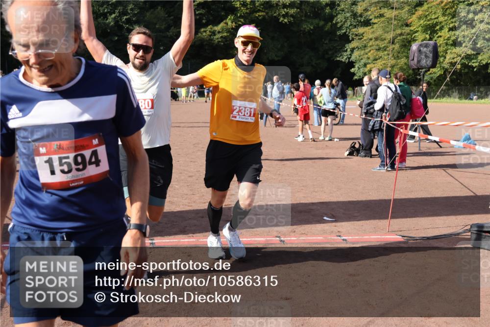 27.09.2026 - 35. Volkslauf durch das schöne Alstertal Strokosch-Dieckow http://msf.ph/oto/10586315 27.09.2026 12:11:24 Ziel 1051, 1124, 1594, 1610, 2380, 2381, 2463 meine-sportfotos.de